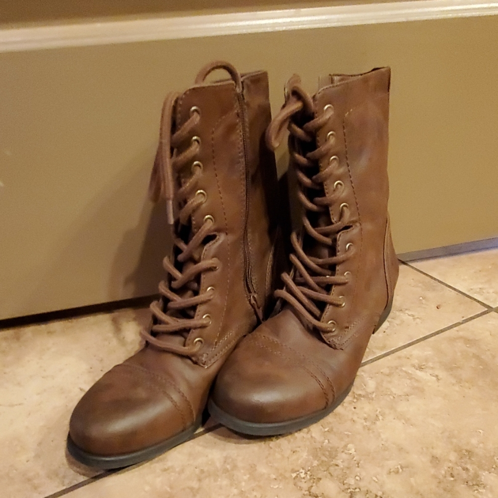 Super cute lace up Boot